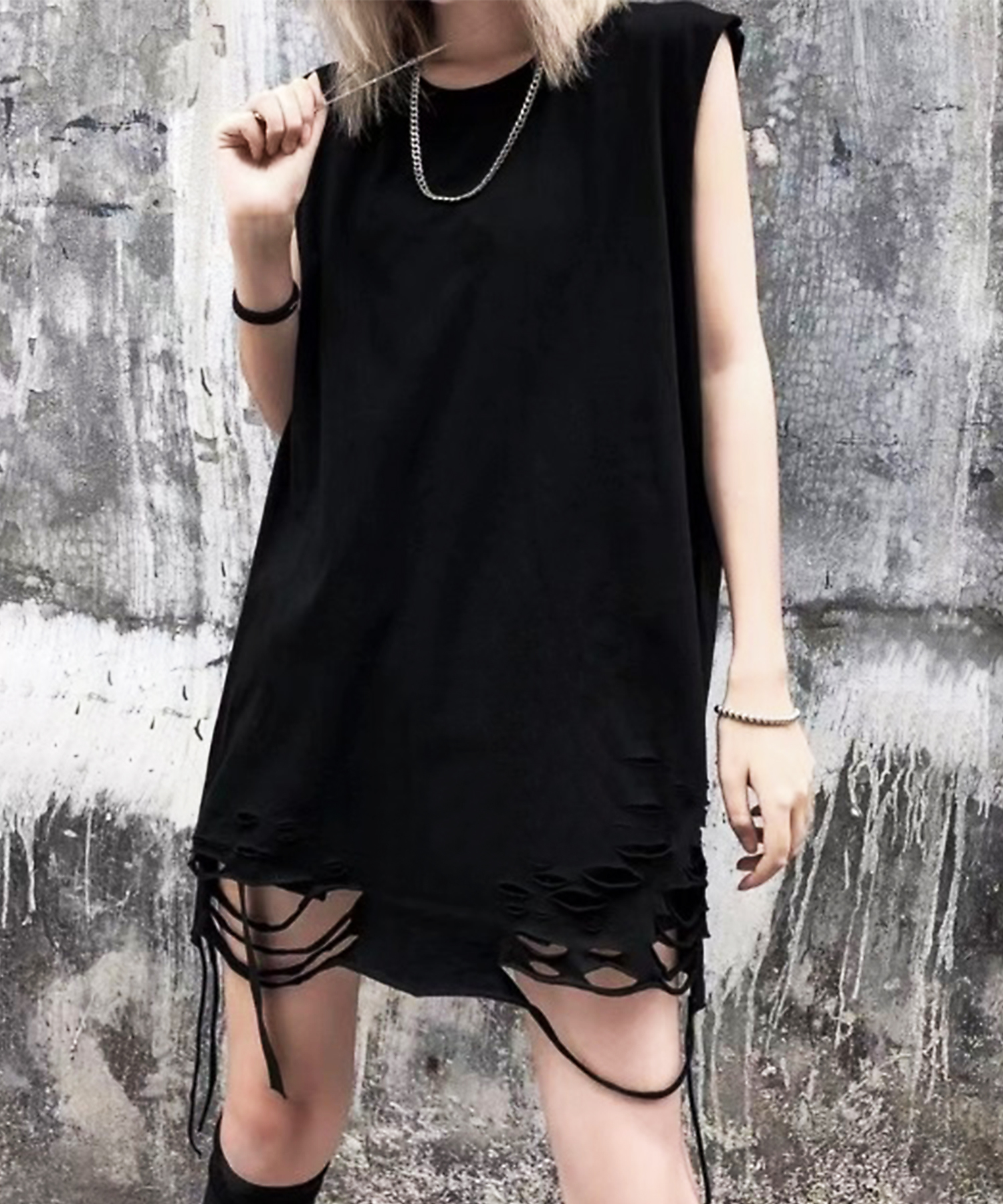 damage sleeveless tee