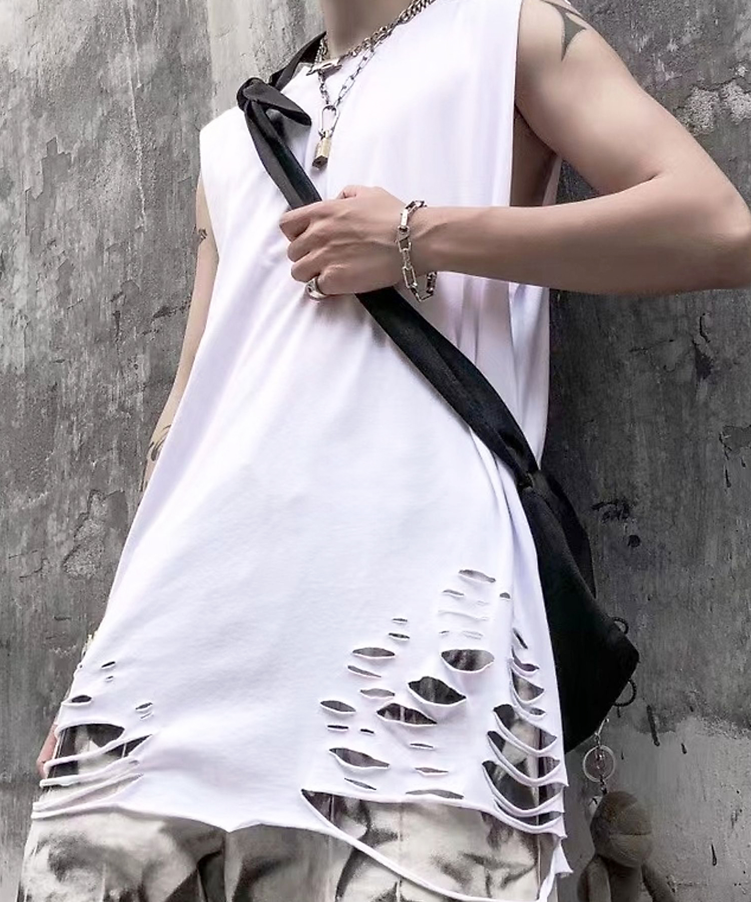 damage sleeveless tee